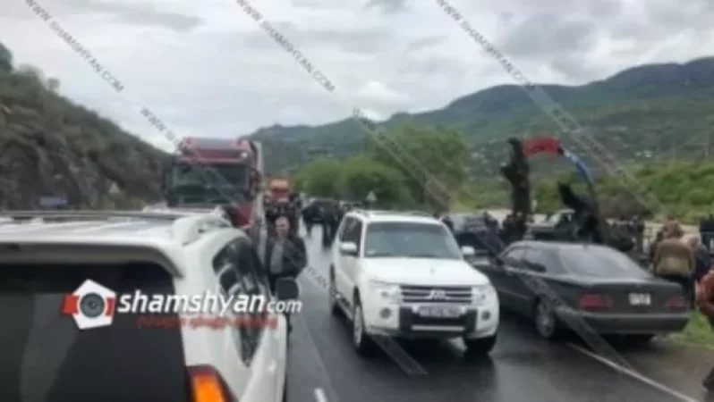 Լարված իրավիճակ Տավուշի մարզում. ի նշան բողոքի՝ գյուղացիները փակել են ճանապարհը. խցանումը հասնում է մի քանի կիլոմետրի. Shamshyan.com
