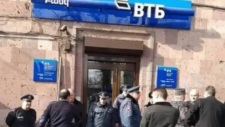 Ոստիկանները  որոնում են «ՎՏԲ» բանկ ներխուժած անձին