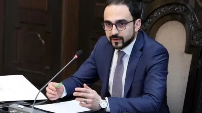 Կառավարության դիմաց քաղաքացին փորձել է հարձակվել Ավինյանի վրա. նա հայտնել է, որ ճանաչում է փոխվարչապետին. Tert