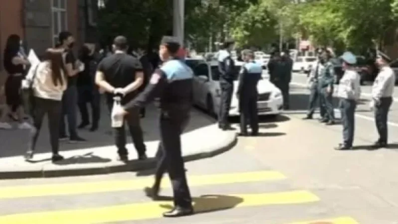 Ոստիկանության 6-րդ վարչության շենքի դիմաց հավաքված «Ադեկվադ» միաբանության անդամները բերման ենթարկվեցին