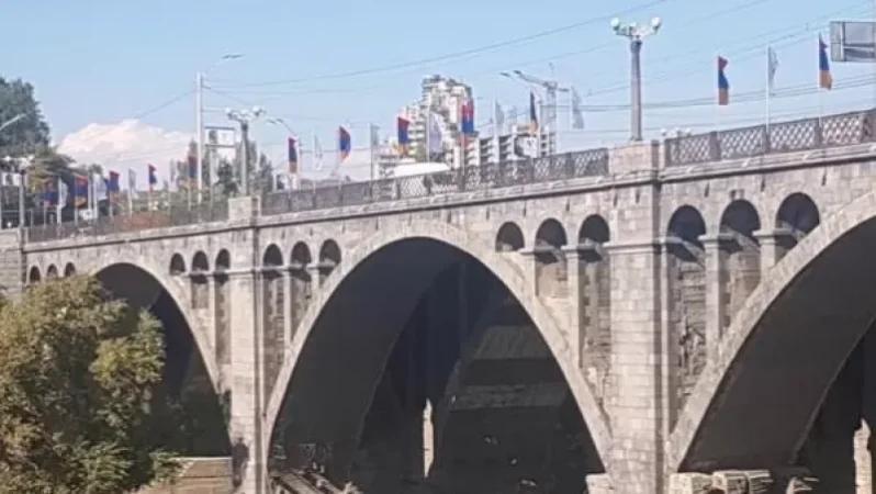 Երիտասարդը ցանկանում է ցած նետվել Հաղթանակ կամրջից