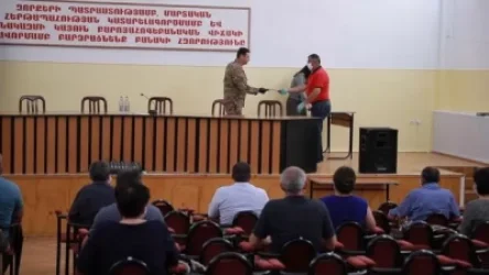 ՊԲ հրամանատարը զինվորականներին է հանձնել բնակարանների գնման վկայագրերը