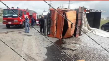 Առինջ գյուղի ճանապարհին բախվել են Opel-ն ու ավազով բարձված КамАЗ-ը. վերջինս կողաշրջվել է. Shamshyan