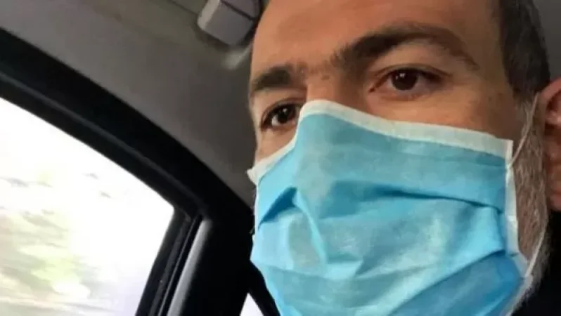 Ավտոմեքենայի մեջ՝ միայն դիմակով, աշխատանքի վայրում․ վարչապետը հիշեցրել է դիմակ կրելու պայմանի մասին