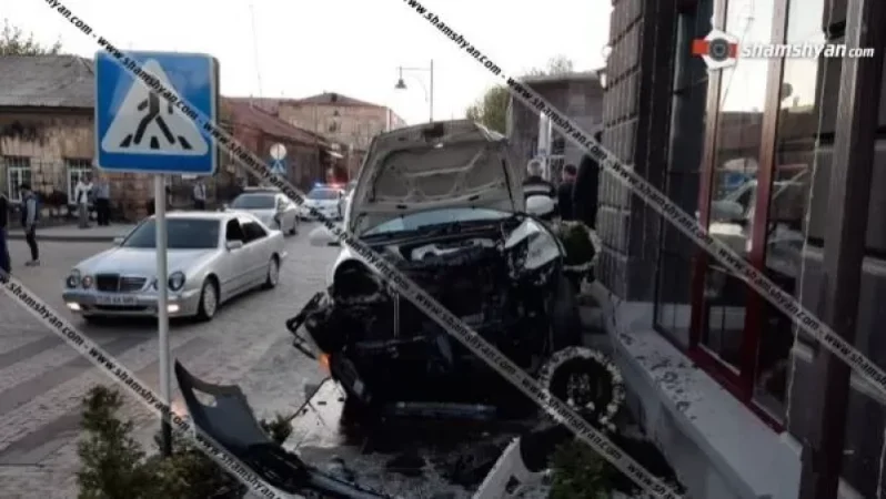 Երեք մեքենայի մասնակցությամբ վթար Գյումրիում․ Porsche Cayenne-ներից մեկը հայտնվել է մայթին