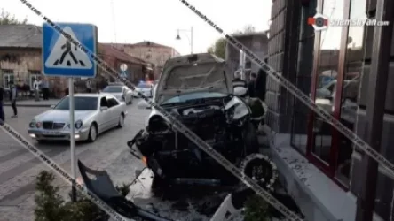 Երեք մեքենայի մասնակցությամբ վթար Գյումրիում․ Porsche Cayenne-ներից մեկը հայտնվել է մայթին