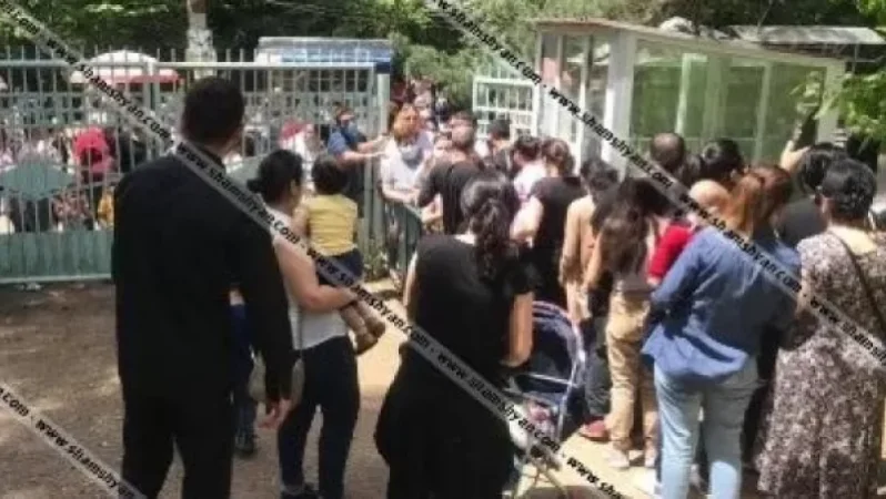 Դենդրոպարկի մուտքի մոտ տասնյակ մարդկանց հերթ է գոյացել, չի պահպանվում սոցիալական հեռավորությունը