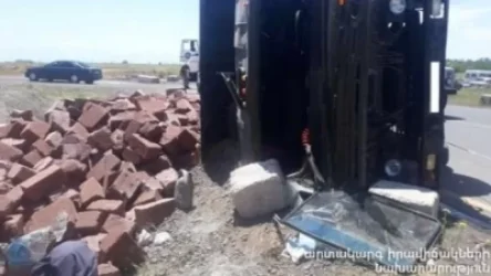 ՏԵՍԱՆՅՈՒԹ. Աշտարակ-Արուճ ճանապարհին «ԿամԱԶ»-ը շրջվել է. երկուսն անչափահաս են