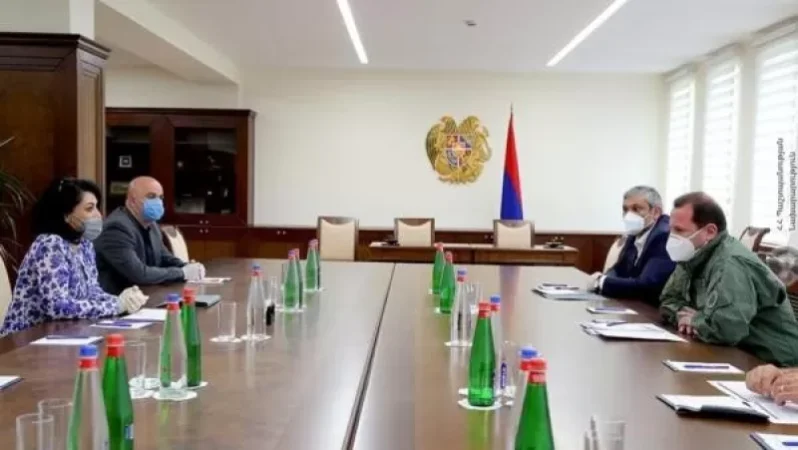 Դավիթ Տոնոյանը «Վեոլիա ջուր» ընկերության տնօրենի հետ քննարկել է զորամասերի ջրամատակարարման հարցը