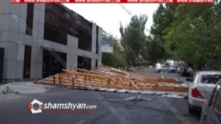 Երևանում ատամնաբուժարանի թիթեղյա տանիքը քամին պոկել ու շպրտել է Nissan-ի վրա, վնասելով այն