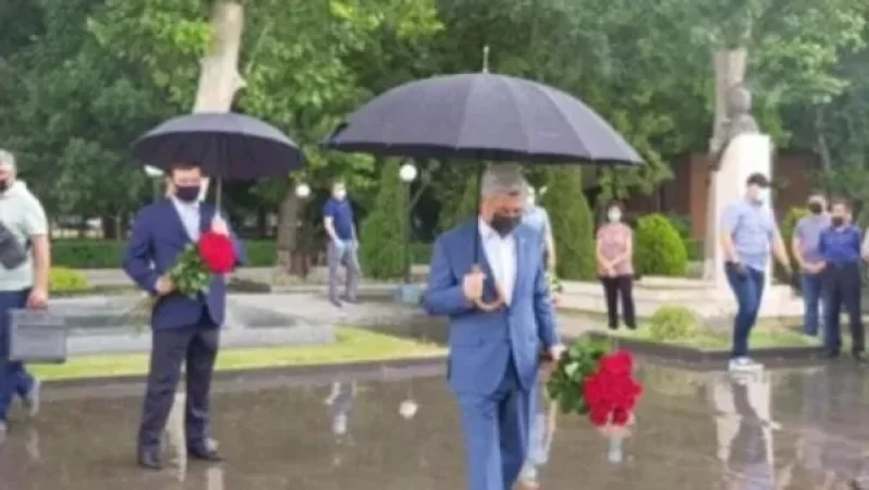 Սերժ Սարգսյանը Տարոն Մարգարյանի հետ հարգանքի տուրք է մատուցել Անդրանիկ Մարգարյանի հիշատակին