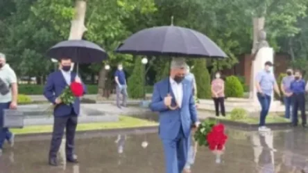 Սերժ Սարգսյանը Տարոն Մարգարյանի հետ հարգանքի տուրք է մատուցել Անդրանիկ Մարգարյանի հիշատակին