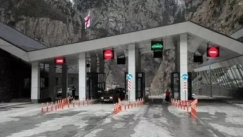 Վրաստանի մուտքը փակ է օտարերկրացիների համար, Լարսը բաց է միայն բեռնատարների համար
