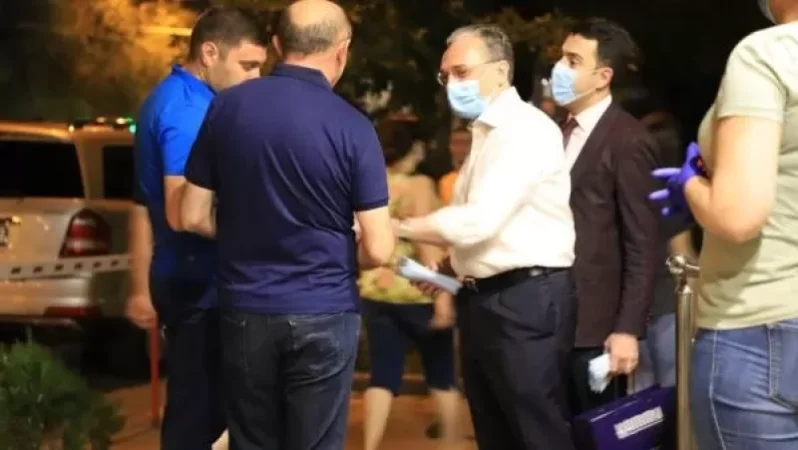 Զոհրաբ Մնացականյանը միացել է Երևան քաղաքի բնակիչներին դիմակ բաժանելու նախաձեռնությանը