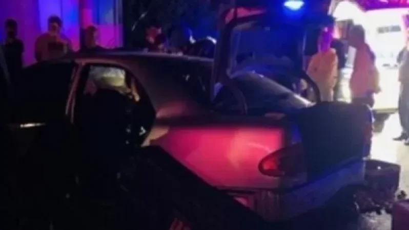 Արցախի պողոտայում «Mercedes E200»-ը բախվել է էլեկտրասյանը, ուղևորն արգելափակվել է ներսում