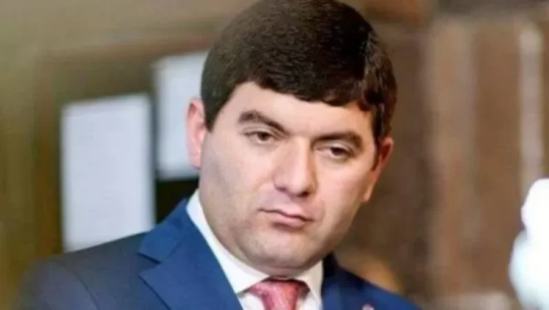 «Ժամանակ». Դավիթ Համբարձումյանը Մասիսի քաղաքապետարանը «բարդակ» է սարքել