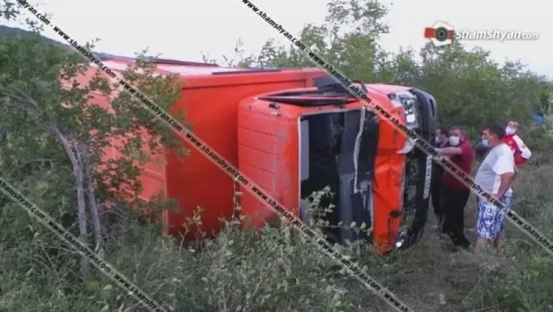 Արագածոտնում «կոկա-կոլայով» բարձված Mitsubishi բեռնատարը բախվել է ծառերին ու քարերին և կողաշրջվել