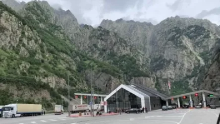 Լարսը բաց է միայն բեռնատարների համար