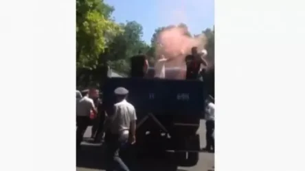 ՀՐԱՏԱՊ. Կենոնական բանկի դիմաց քաղաքացիները բեռնատարից ճայթուկներ են նետում