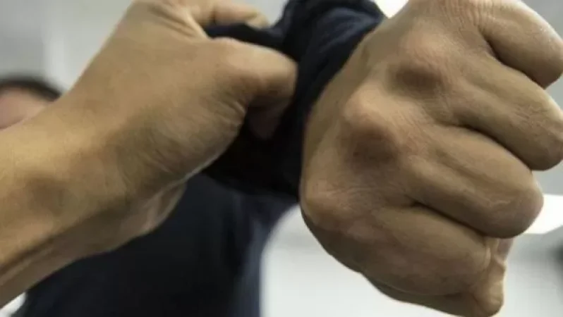 Տաքսուց հայհոյել են ոստիկաններին, կանգնեցրելուց հետո դուրս են եկել ու հարվածներ հասցրել. մեկ անձ ձերբակալվել է