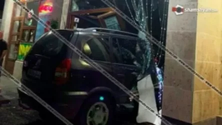 Արտակարգ դեպք՝ Երևանում. «Opel»-ը մխրճվել է գյուղմթերքի խանութի մեջ