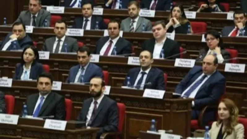 Թեժ քննարկումներ ու լեզվակռիվ՝ «Իմ քայլ»-ում. ինչու դիմակներ դնելու  մասին աղմկահարույց նախագիծը հանվեց ԱԺ նիստի օրակարգից․ «Ժողովուրդ»