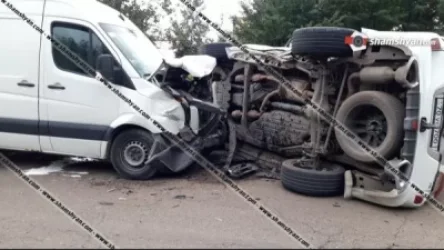 Լոռու մարզում բախվել են Toyota Land Cruiser-ն ու Volkswagen Crafter-ը. Toyota-ն կողաշրջվել է