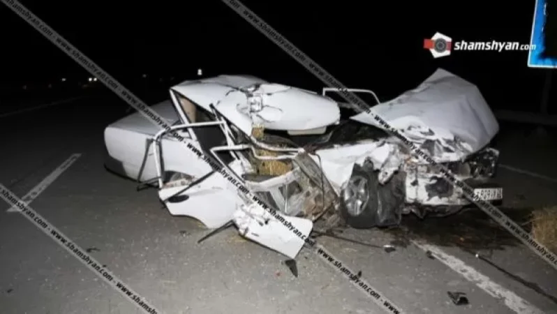 Խոշոր ավտովթար Արարատի մարզում․ 40-ամյա վարորդը 07-ով մխրճվել է խոտով բարձված տրակտորի կցորդիչի մեջ․ կա վիրավոր. Shamshyan com