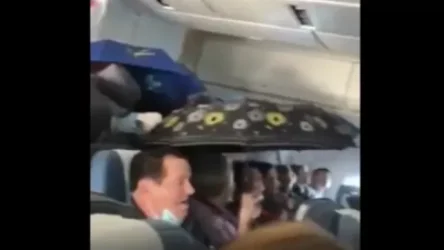 Ինքնաթիռում «անձրև» է եկել. ուղևորներից ոմանք ստիպված «պաշտպանվել» են անձրևանոցով