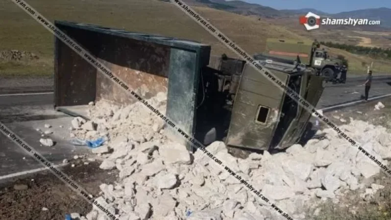 Սյունիքի մարզում քարով բարձված КамАЗ-ը կողաշրջվել է․ կա վիրավոր