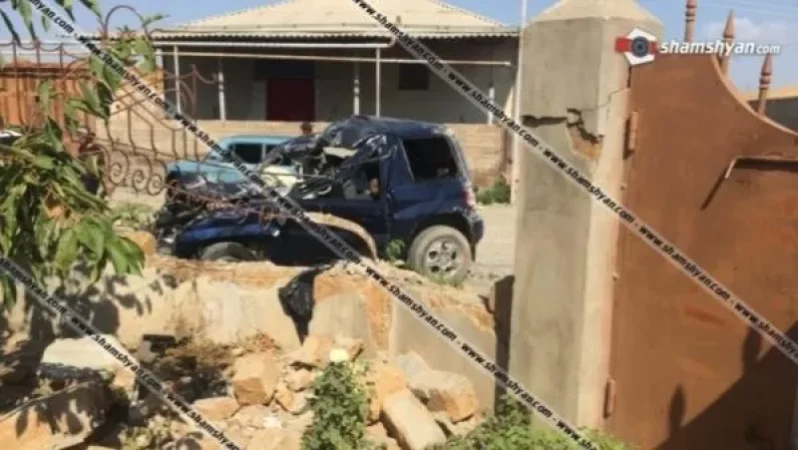 Խոշոր ավտովթար՝ Արմավիրի մարզում. ավտոմեքենան բախվել և  փլուզել է բնակելի տան քարե պարիսպն ու կողաշրջվել