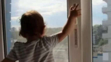 Երևանում 1-ամյա տղան 4-րդ հարկի պատուհանից անզգուշաբար վայր է ընկել. բժիշկները պայքարում են կյանքի համար