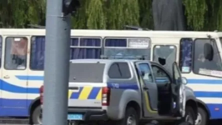 ՏԵՍԱՆՅՈՒԹ. Ուկրաինայում ավտոբուսի ուղևորներին պատանդ վերցրած տղամարդը կրակել է ոստիկանական ԱԹՍ-ների ուղղությամբ, նռնակներ նետել