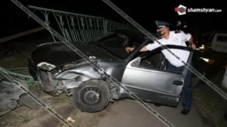Երևանում Daewoo Nexia-ի վարորդը բախվել է երկաթե ճաղավանդակներին և կոտրել դրանք