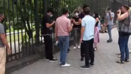 Այս պահին ԱԺ-ի դիմաց բուհեր չընդունված դիմորդներն ու նրանց ծնողները բողոքի ակցիա են անում