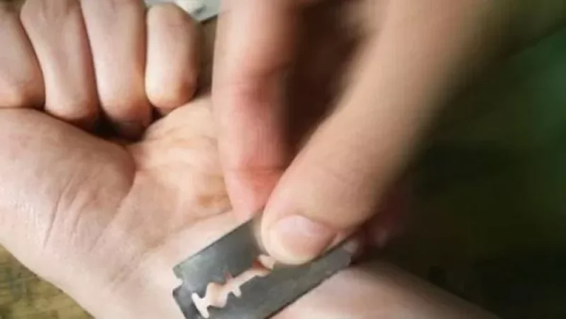 Գիշերը «Արթիկ» ՔԿՀ-ում դատապարտյալը ածելիով նախ վնասել է 2 ծառայողի, այնուհետև ինքնավնասում է արել