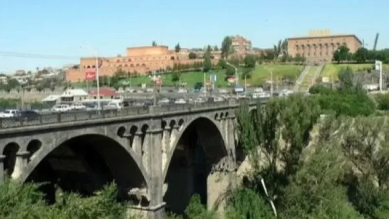 Քաղաքացին ցանկանում է ինքնասպանություն գործել՝ նետվելով Երևանի Հաղթանակի կամրջից