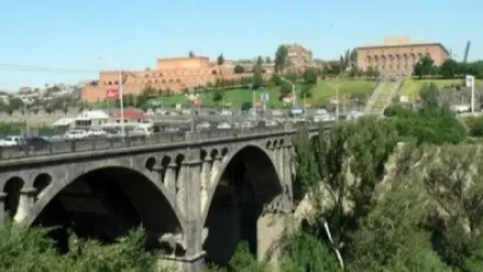 Քաղաքացին ցանկանում է ինքնասպանություն գործել՝ նետվելով Երևանի Հաղթանակի կամրջից