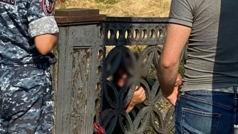 Երևանի Հաղթանակ կամրջից քաղաքացին ցանկանում է ցած նետվել