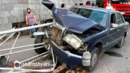 Երևանում Mercedes-ը մխրճվել է Մանկավարժական համալսարանի դիմաց տեղադրված երկաթե ճաղավանդակի մեջ
