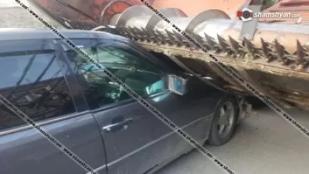 Mercedes-ը մխրճվել է ցորեն հնձող կոմբայնի մեջ