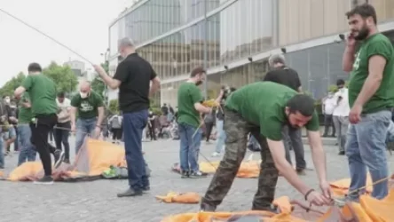 Թբիլիսիում վրաններ են տեղադրվել հրապարակում