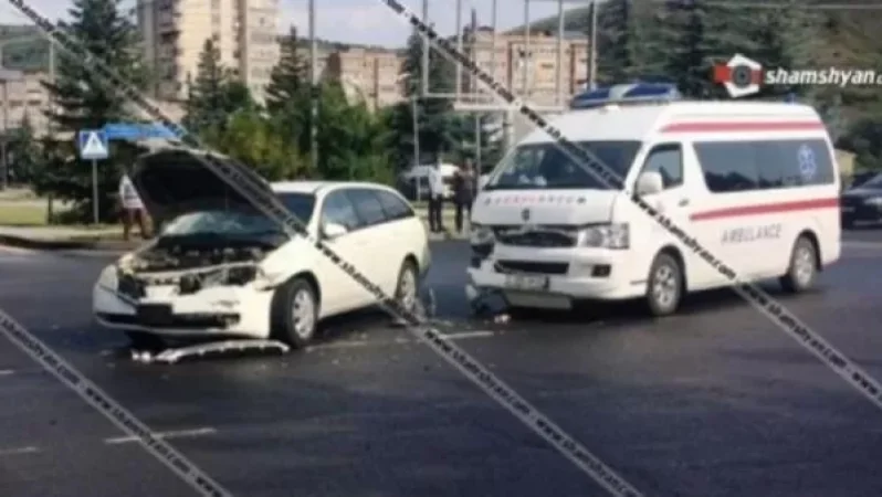 Բախվել են կանչով դեպքի վայր մեկնող շտապօգնության ավտոմեքենան ու Nissan-ը. կա վիրավոր