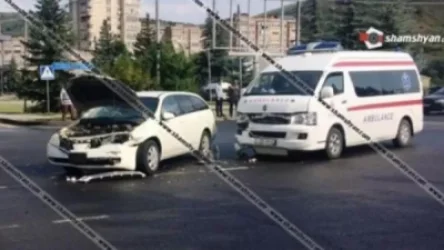 Բախվել են կանչով դեպքի վայր մեկնող շտապօգնության ավտոմեքենան ու Nissan-ը. կա վիրավոր