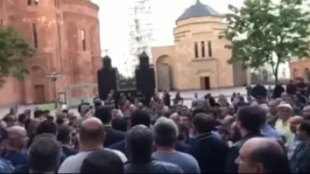 ՏԵՍԱՆՅՈՒԹ. Մոսկվայում հարյուրավոր հայեր հավաքվել և աղոթք են բարձրացնում Տեր Գևորգի ուղեկցությամբ