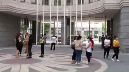 ՈՒՂԻՂ. Բուհ չընդունված դիմորդներն ու նրանց ծնողները ԿԳՄՍ նախարարության  դիմաց բողոքի ակցիա են իրականացնում