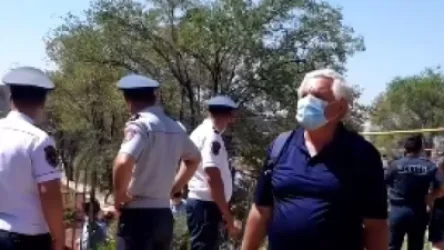 «Հենա, ինչ ուզում՝ անում եք, միամիտի տե՞ղ եք մեզ դրել». լարված իրավիճակ՝ կրթահամալիրի տարածքում