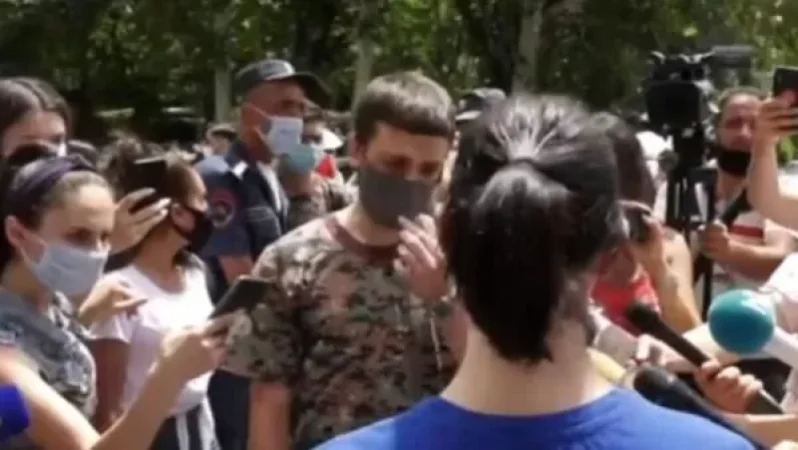 Բուհ չընդունված ուսանողները նախարարին Աստվածաշունչ ու խաչ փոխանցեցին