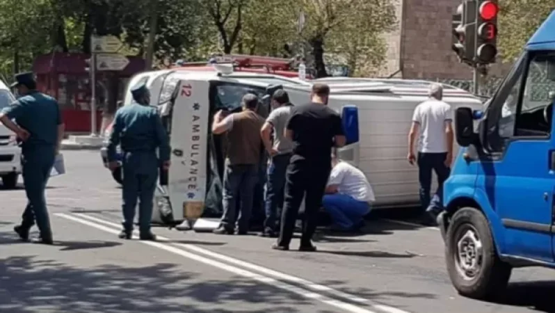 Շտապօգնության ավտոմեքենայի շրջվելու հետևանքով 3 մարդ է տուժել. քաղաքացիները հոսպիտալացվել են