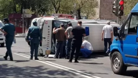Շտապօգնության ավտոմեքենայի շրջվելու հետևանքով 3 մարդ է տուժել. քաղաքացիները հոսպիտալացվել են